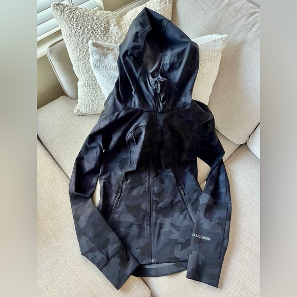 Lululemon Mist Over Windbreaker Camo - Picture 3 of 6